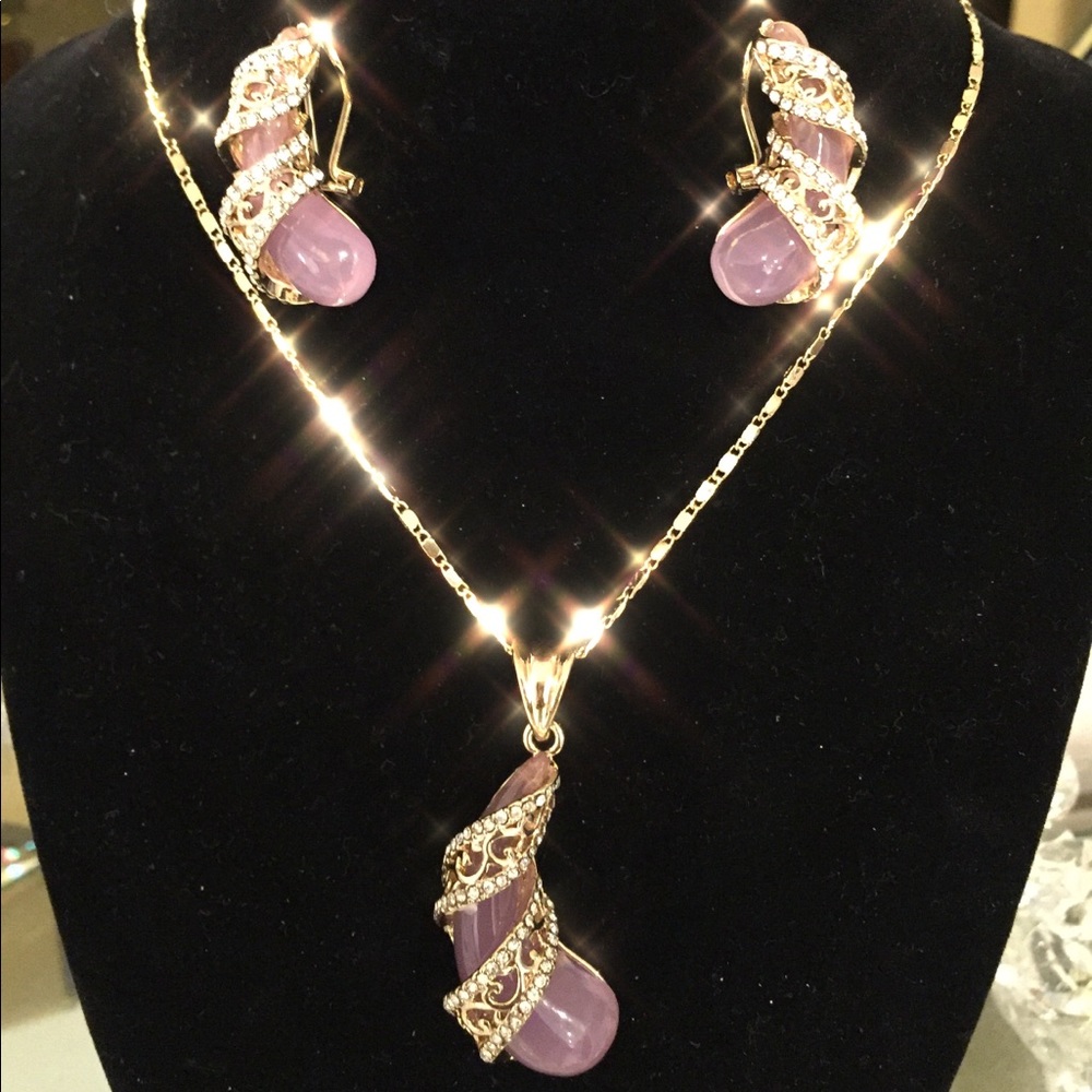 Magnificent earrings and necklace